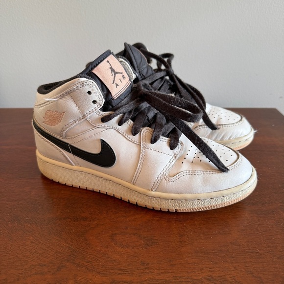 Kid's Jordan 1 Mid Size 5 - Picture 2 of 10